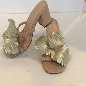 Anthropologie CECILIA New York Happy Beige Gold Hibiscus Sandal Block Heel Sz 8